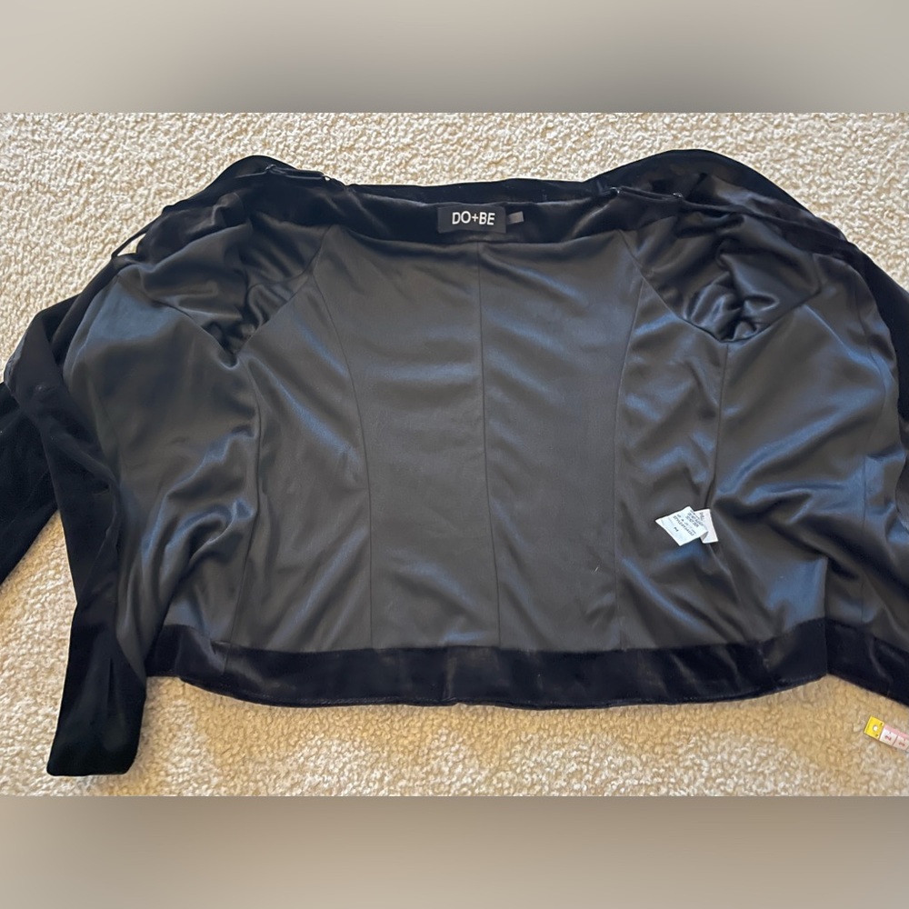 Gorgeous Top By Do + Be.                    B-150 - Picture 7 of 14